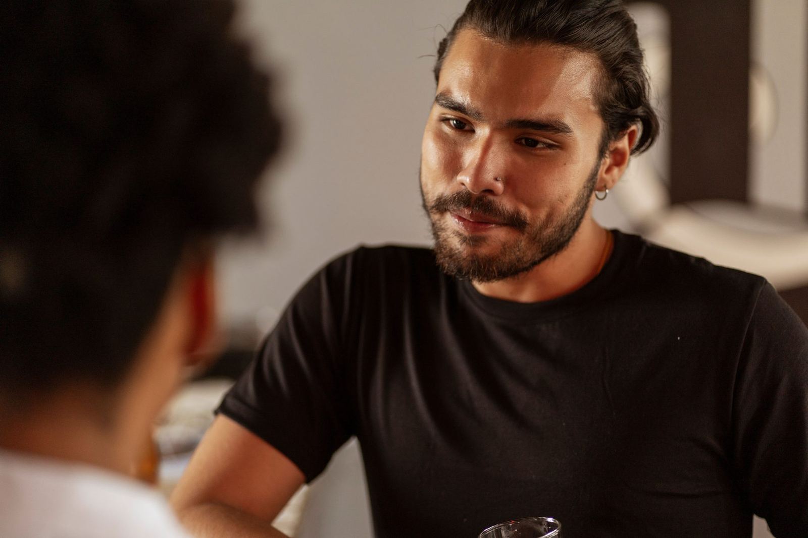 Homem escutando com atenção a pessoa à sua frente numa conversa
